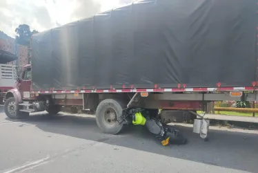 Motociclista quedó debajo del camión en la entrada de Villamaría