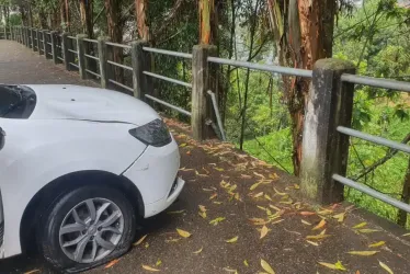 El choque del vehículo en la avenida Alberto Mendoza este miércoles. 