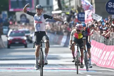 El estadounidense Brandon Mcnulty (UAE) venció este domingo la décima quinta etapa del Giro de Italia