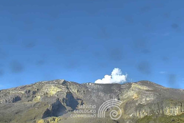 Así lucía en la mañana de este jueves el volcán Nevado del Ruiz desde el cañón del río Azufrado y el cerro Piraña. Se aprecia que el lente de la cámara del Servicio Geológico Colombiano está manchado por la ceniza volcánica.