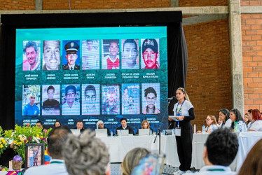 Foto | Cortesía de la JEP | LA PATRIA   Víctimas del conflicto asistieron a la Audiencia de Reconocimiento de Verdad sobre el asesinato y desaparición forzada de 49 personas presentadas como "falsos positivos" en Dabeiba (Antioquia). Ocho exmilitares del Ejército colombiano admitieron este martes en una audiencia pública de la Jurisdicción Especial para la Paz (JEP) y ante víctimas del conflicto su participación en el asesinato y la desaparición forzada de 49 personas que fueron presentadas como "falsos pos