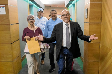 Foto | EFE | LA PATRIA  Andrés Caleca (derecha) llega a inscribirse como candidato a las elecciones internas ante la Comisión Nacional de Primarias (CNP), el 23 de junio de 2023, en Caracas (Venezuela). Trece políticos opositores venezolanos -cuatro mujeres y nueve hombres- aspiran a convertirse en el candidato unitario que se enfrente al chavismo en las presidenciales de 2024, pero solo uno lo logrará.