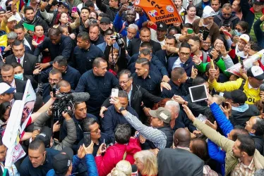 El presidente, Gustavo Petro, uniéndose a la marcha en la Casa del Florero, en Bogotá. 