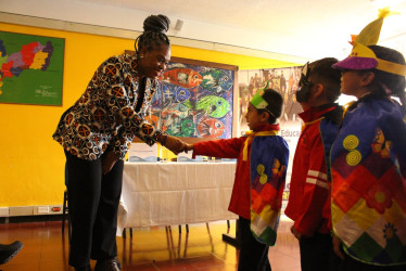 La ministra de Educación, Aurora Vergara Figueroa, asistió al encuentro con autoridades y directivos locales en la I.E. INEM Baldomero Sanín Cano.