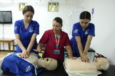 Alexandra López López, docente de Fisioterapia, imparte clases de reanimación a dos de sus estudiantes. Ellas hacen parte de uno de los 13 pregrados acreditados en alta calidad que tiene la Universidad Autónoma de Manizales.