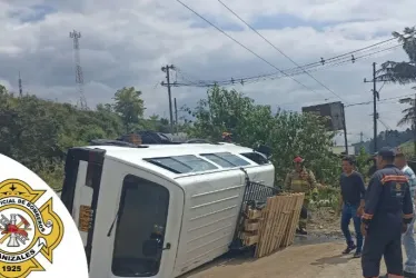 El vehículo que se volcó en la vía a Maltería, cerca de la Industria Licorera de Caldas. 