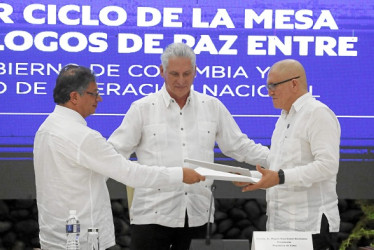 El presidente de Colombia, Gustavo Petro, entrega documentos al jefe máximo de la guerrilla del Eln, Antonio García, acompañados del presidente de Cuba, Miguel Díaz Canel, durante el cierre de la tercera ronda de conversaciones de paz.