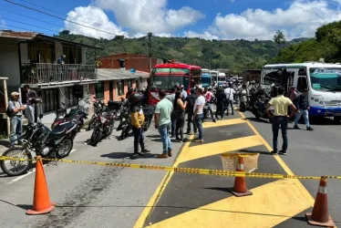 Este era el panorama esta mañana por el bloqueo en el peaje La Estrella, en la vía Manizales-Neira. 