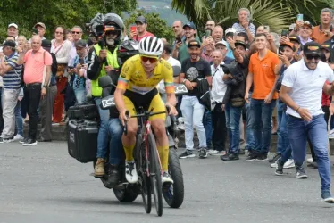 Miguel Ángel López, actual campeón de la Vuelta a Colombia, en su llegada a Chipre, en Manizales, en la reciente edición de la competencia. 