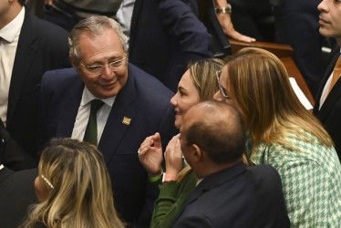 Foto / EFE / LA PATRIA El nuevo presidente del Senado, Iván Name, habla  con sus compañeros, luego de su elección en Bogotá (Colombia).