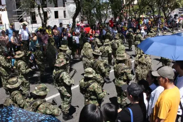 Las familias esperaron con paciencia y alegría el paso del desfile de Conmemoración de los 213 años de Independencia de Colombia. Muchas se refugiaron en sus sombrillas para aguantar el intenso verano que al mediodía marcaba los 24 grados centígrados.
