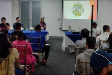 Santiago Ramírez, Juan Carlos Henao, Adolfo Bustos, Milton Hernández y Gabriel Fernando Cárdenas estuvieron en la mesa principal de la presentación del torneo.