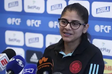 La futbolista colombiana Catalina Usme habla durante una rueda de prensa hoy, en Bogotá (Colombia). 