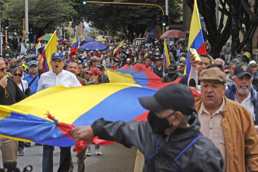 Manifestantes marchan en protesta contra el gobierno del presidente Gustavo Petro hoy, en Bogotá.