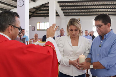 Luis Roberto Rivas, candidato a la Gobernación de Caldas, asistió con su esposa y sus amigos a una misa para bendecir el arranque de su campaña política.