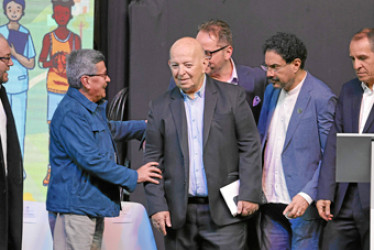 Foto | EFE | LA PATRIA  Alias Pablo Beltrán, jefe negociador del Eln, habla con el interlocutor del Gobierno, Otty Patiño, y el senador Iván Cepeda, durante la instalación del Comité Nacional de la Participación - instancia transitoria de la Mesa de Diálogos de Paz, en Bogotá.