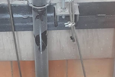 ste elevapersonas permite el traslado de un nivel a otro en la nueva sede de la Institución Educativa Pensilvania. Este es el cable que apareció reventado.