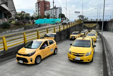 La movilización de taxistas por la avenida Paralela de Manizales. 