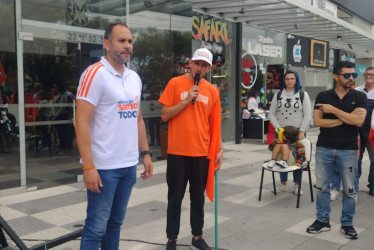 Carlos Alberto Arias Jiménez (izquierda), durante la rueda de prensa que ofreció afuera de su sede de campaña.