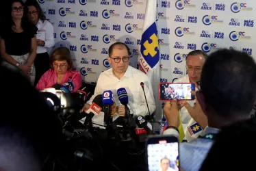 El fiscal general de Colombia, Francisco Barbosa, habla hoy durante una rueda de prensa al terminar su intervención en el 8 Congreso Empresarial Colombiano en Cartagena.