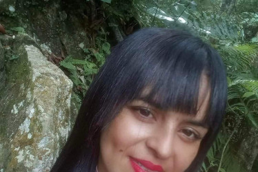Lina Marcela Echeverry, de 36 años, murió tras recibir tres balazos mientras viajaba en moto hacia su municipio natal, Mariquita.
