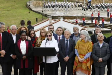 La ministra de Trabajo, Gloria Inés Ramírez, acompañada de sus compañeros de gabinete, lee un comunicado de apoyo al presidente, Gustavo Petro, hoy, en Puente de Boyacá. Colombia recuerda este 7 de agosto la Batalla de Boyacá, una confrontación determinante en el proceso de Independencia del país.