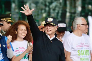 El presidente de Colombia, Gustavo Petro, saluda durante un discurso mientras se desarrolla una marcha "Por la paz, por la vida, por la justicia social", hoy, en la Plaza de Bolívar, en Bogotá.