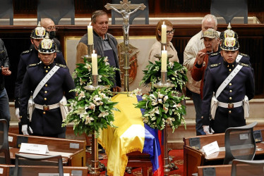 Foto | EFE | LA PATRIA  Soldados del Batallón Guardia Presidencial que cargaron el féretro cubierto con la bandera nacional, condecoraciones y palabras de políticos y familiares marcaron el tono solemne del homenaje en el Salón Elíptico, agrandado por la música de cámara interpretada en dos momentos por la Orquesta Sinfónica Nacional y el Coro Nacional.