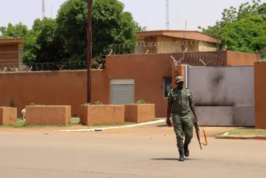 Un militar armado patrulla frente a la embajada de Francia en Niamey, Níger, este 1 de septiembre del 2023. Según el actual Ministerio de Asuntos Exteriores y Cooperación de Níger, tras finalizar el plazo de 48 horas sin salida solicitada el 28 de agosto; Al embajador francés Sylvain Itte se le revocó la inmunidad diplomática, se cancelaron sus visados y los de su familia y se ordenó a la Policía que los expulsara.