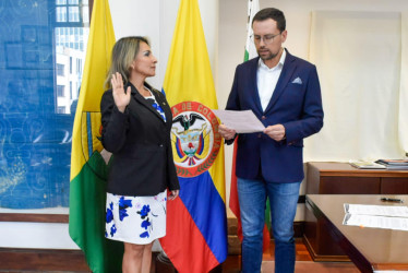 La nueva secretaria de Cultura de Caldas, Andrea González Álvarez, con el gobernador de Caldas, Luis Carlos Velásquez.