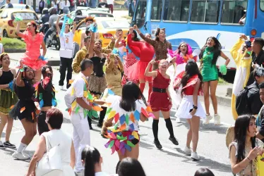 El Carnaval de los Derechos Humanos por la avenida Santander en Manizales. 