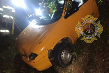 El taxi que se salió de la vía en el barrio San Cayetano, de Manizales.