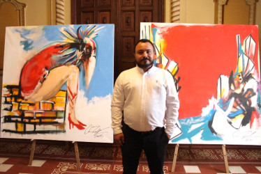 El artista y arquitecto Óscar Zapata con sus obras de la serie Territorios.