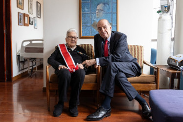 La poeta centenaria Maruja Vieira y el canciller Álvaro Leyva Durán. 