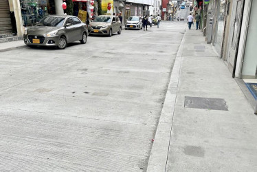 La capa asfáltica de la carrera 20, una de las vías más transitadas del Centro de Manizales, quedó renovada.