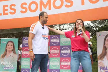 Carlos Alberto Arias y Paula Toro hablan ante el público en el parque Ernesto Gutiérrez luego del anuncio del apoyo político de Arias a Toro. 