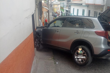 Carro chocó contra dos viviendas en Neira