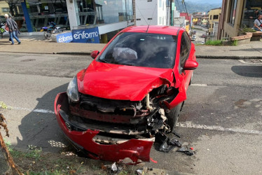 El carro chocó contra un árbol en la avenida Santander de Manizales. 