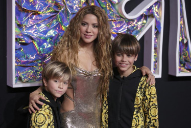 La cantante colombiana Shakira, junto a sus hijos, Sasha y Milán. 