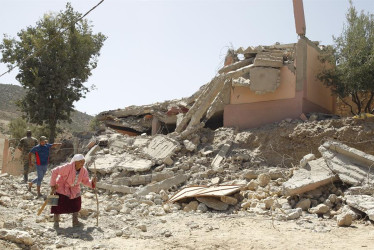 Varias personas caminan entre los escombros en la aldea de Tafagajt, en Marruecos