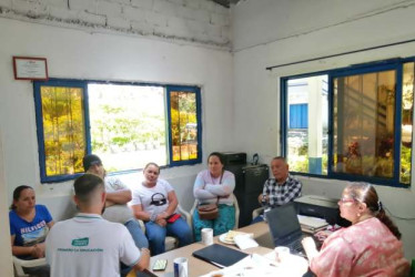 Padres de familia bloquearon ayer en la mañana el acceso a Manzanares. Exigen docente permanente en la sede de primaria del colegio Llanadas.