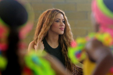 La cantante colombiana Shakira habla durante la inauguración de la Institución Educativa Distrital Nuevo Bosque Pies Descalzos, hoy, en Barranquilla (Colombia).