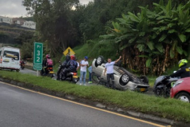 Uno de los accidentes, en el que se volcó un carro.