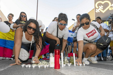 Con velas, ramos de flores y banderas de Colombia y Nicaragua, y bajo los acordes de la canción Amigos, de Roberto Carlos, y otras muchas, ciudadanos sudamericanos se concentraron en la tarde de ayer en las inmediaciones de las discotecas Teatre y Fonda Milagros para mostrar su dolor, su agradecimiento a Murcia y España por la acogida, y su apoyo a la "gran familia" que ha significado para todos ellos la Fonda.