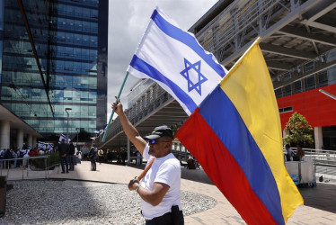 Personas se manifiestan hoy en apoyo a Israel, frente a la Embajada de dicho país en Bogotá