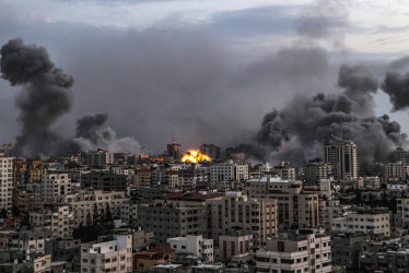 El humo se eleva tras un ataque aéreo israelí en la ciudad de Gaza, este lunes.