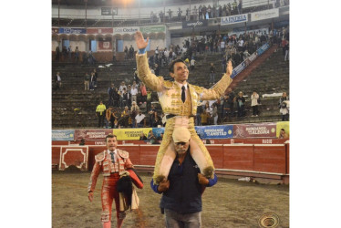 Luis Miguel Ramírez, novillero antioqueño conocido como Kalio, salió ayer en hombros de la Plaza de Toros como el triunfador de la Temporada 24 de Toros y Ciudad. Además, aseguró su cupo para la novillada de la temporada de enero del 2024. 