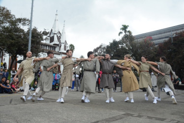 Fotos | Freddy Arango | LA PATRIA  Coreografías Dun Demente fue la obra de la compañía teatral Fran Sieira de Galicia (España) cerró las presentaciones de calle en el parque Ernesto Gutiérrez de la edición 55 del Festival Internacional de Teatro.