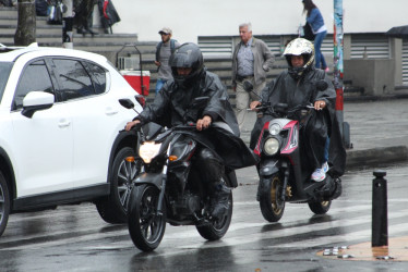 Andar bien equipado y prestando atención a las normas es clave al montar en moto en días lluviosos.
