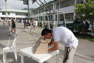 Los estudiantes también se desenvolvieron como jurados de votación.